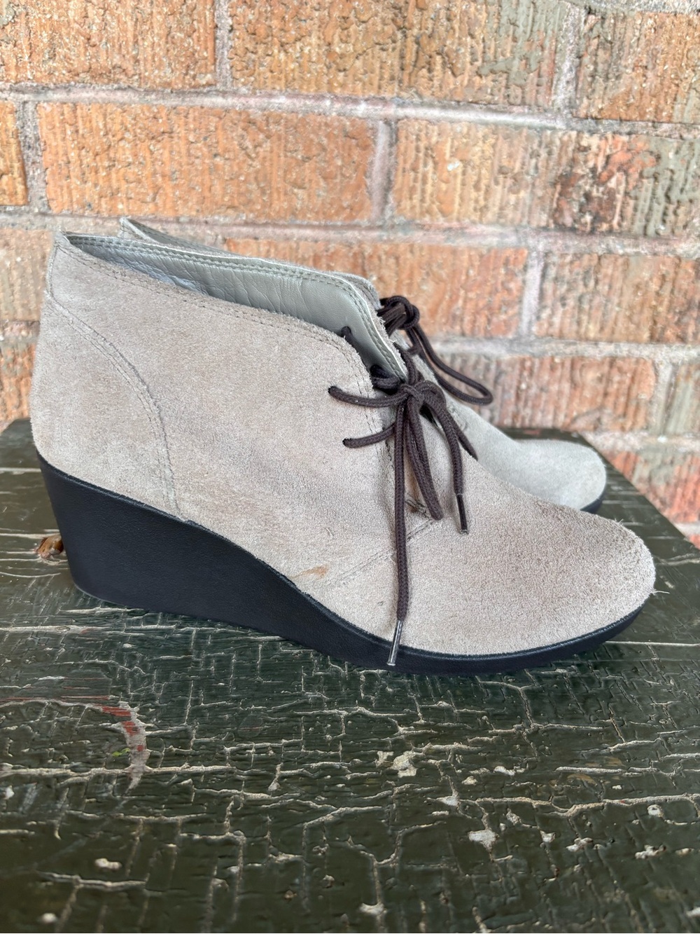 Crocs Leigh Suede Wedge Bootie Taupe Lace Up Ankle Boots Womens 7.5